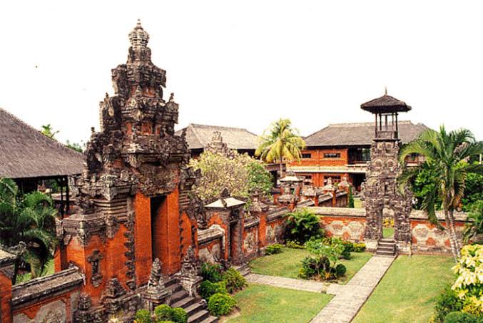 CatrinaKay_'s tweet photo. Bali Museum Denpasar. There ada three buildings in the museum complex. Each building called base on the name the king’s territory who financed the construction of the Museum: Building Karangasem, Tabanan House, Buleleng Building. https://t.co/0nqzLTIAZl