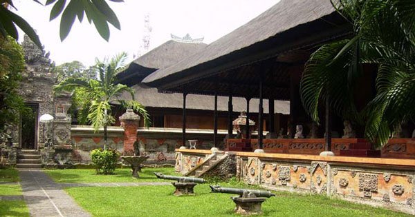 CatrinaKay_'s tweet photo. Bali Museum Denpasar. There ada three buildings in the museum complex. Each building called base on the name the king’s territory who financed the construction of the Museum: Building Karangasem, Tabanan House, Buleleng Building. https://t.co/0nqzLTIAZl