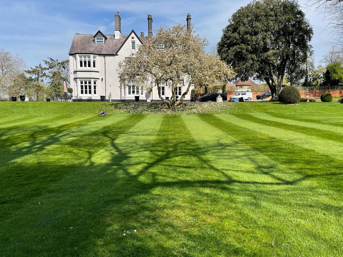 HayterMowers's tweet photo. This week’s #MondayMotivation comes from AGM Garden Maintenance on Facebook!
A beautiful home gets a beautiful lawn – just look at those stripes!
Get your #HayterMower:
https://t.co/9pEfcsHnL5
#StripedLawn #Gardening #Landscaping #Mowing #Mower #HayterMower #HayterArmy https://t.co/1DPZFrKEX9