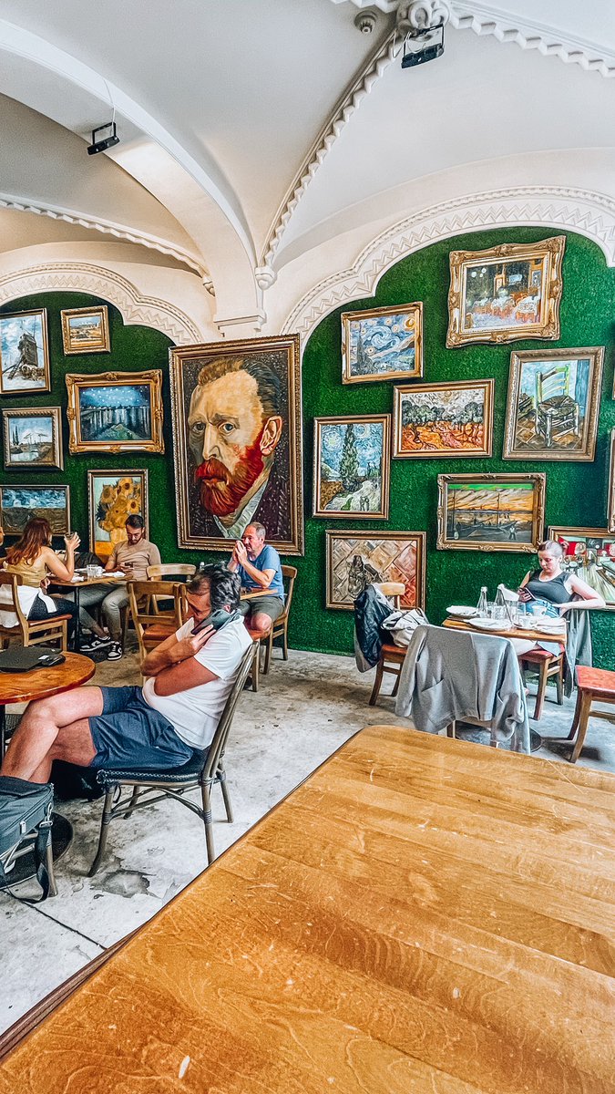 beluckyagain_'s tweet photo. oggi ho l’aereo ma non posso andare via da bucarest senza prima passare nella libreria più bella di sempre e nel cafè più bello di sempre https://t.co/IZjxdoooz9