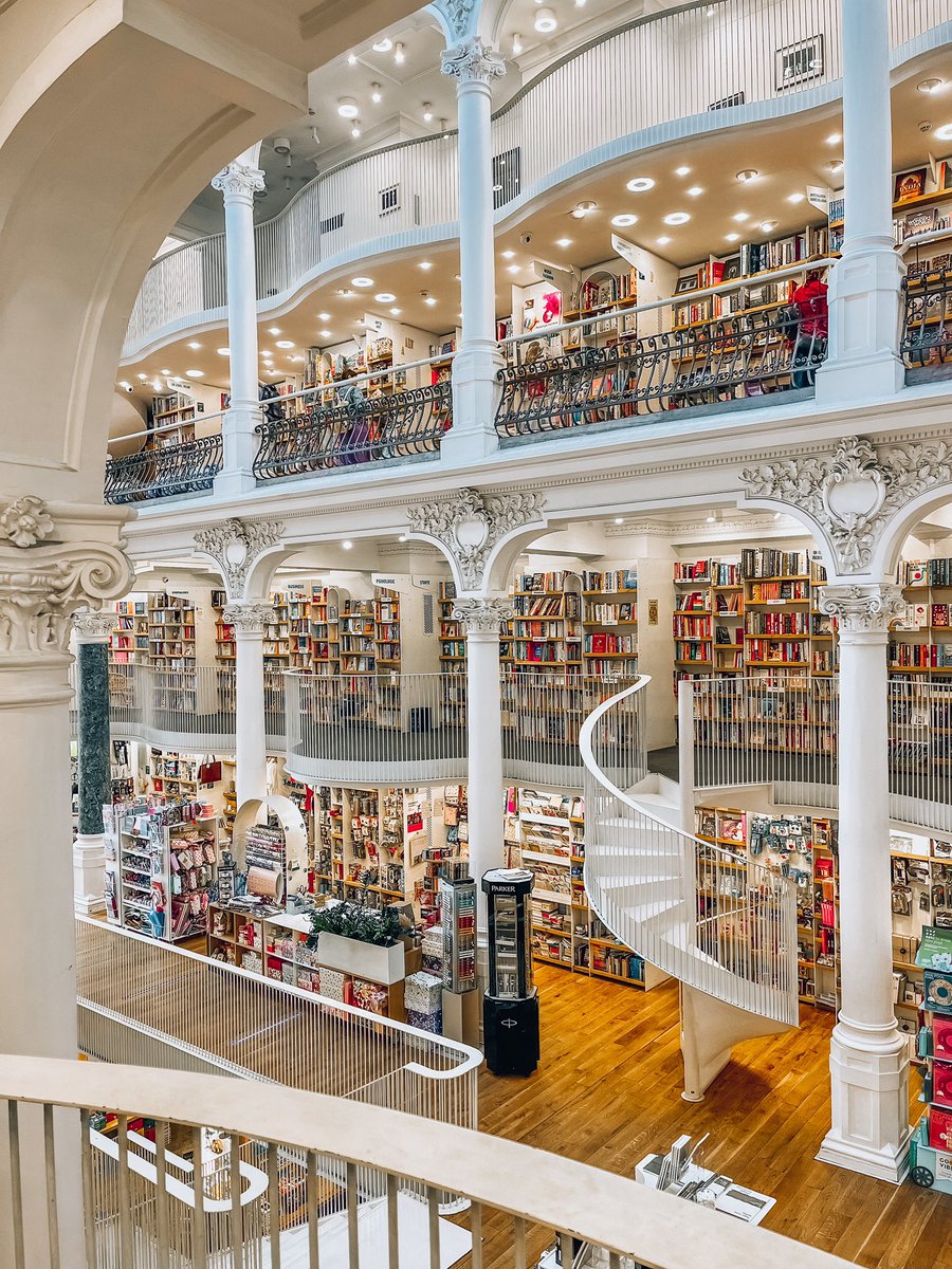 beluckyagain_'s tweet photo. oggi ho l’aereo ma non posso andare via da bucarest senza prima passare nella libreria più bella di sempre e nel cafè più bello di sempre https://t.co/IZjxdoooz9