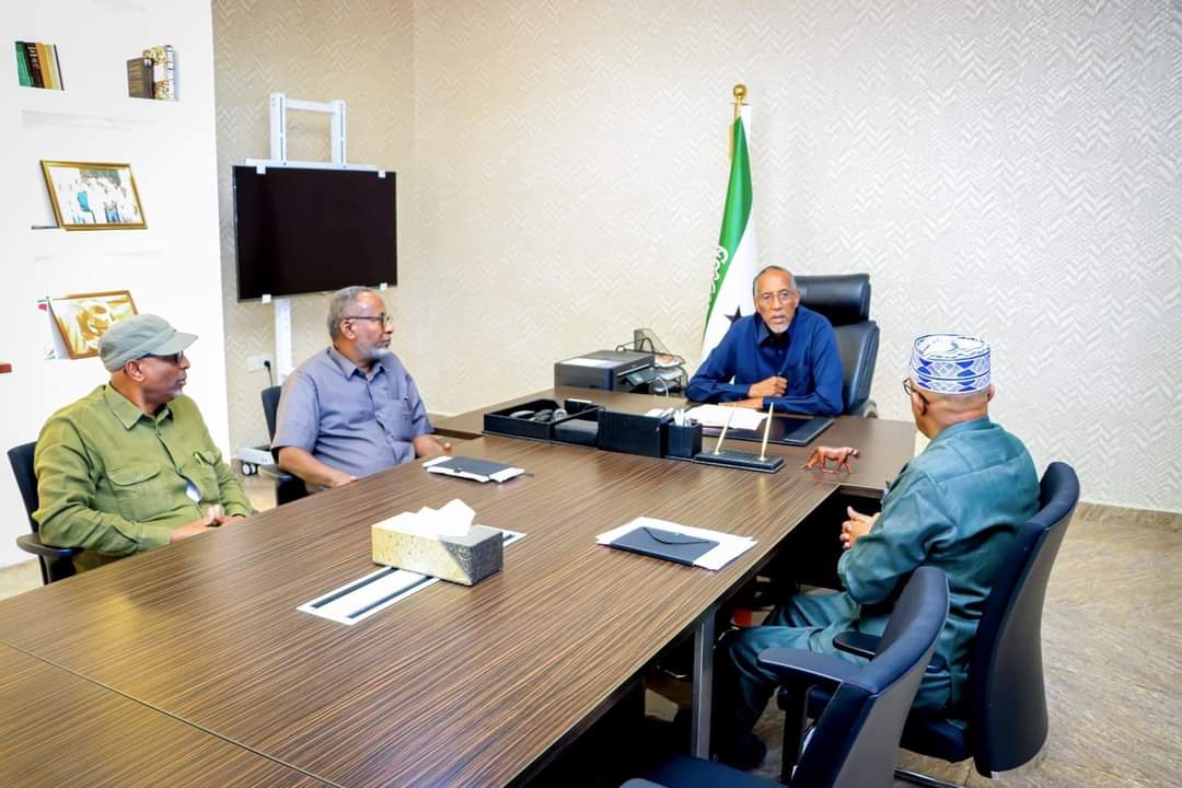 awil_mustafe's tweet image. President @musebiihi held a meeting with members of the registration committee of political organizations. at the presidential office and the  committee briefed the president on the progress of the registration of organizations and the work of the committee.
#Democracyinprogress