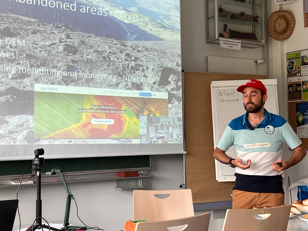 geo_jrc's tweet photo. Happy to introduce the @COST_FIRElinks meeting to show how the #EGEMAP team is trying to launch a project on remote sensing with two precision agriculture enterprises! (@Auravant_ES), drones (@mcbiodrone) and hydrology+SOC (with the team of @yannishimself). Working in summer! :) https://t.co/qnNTZfXBRT