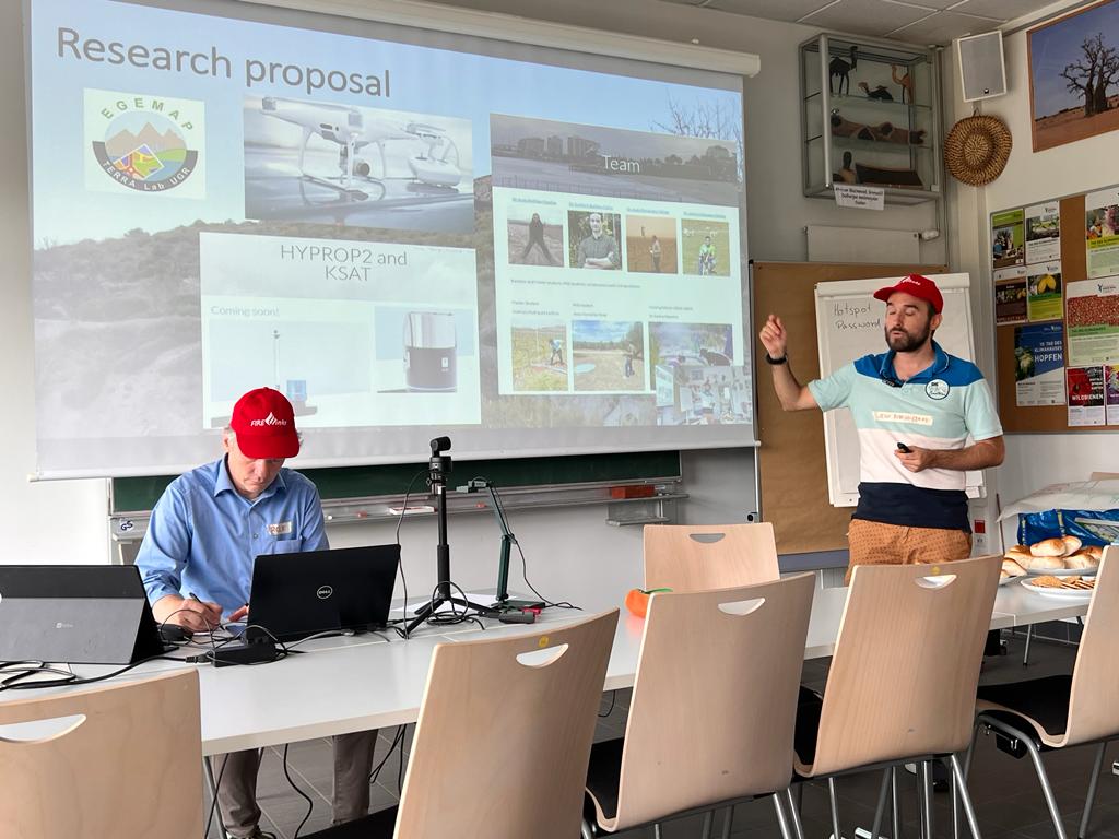 geo_jrc's tweet photo. Happy to introduce the @COST_FIRElinks meeting to show how the #EGEMAP team is trying to launch a project on remote sensing with two precision agriculture enterprises! (@Auravant_ES), drones (@mcbiodrone) and hydrology+SOC (with the team of @yannishimself). Working in summer! :) https://t.co/qnNTZfXBRT