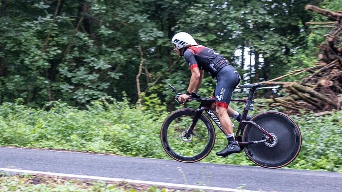 Dzień Dobry. Robert Karaś prawie całą noc pływał. 38km w ciągu niecałych 10h. O brzasku przesiadł się na rower i obecnie do mety pozostało mu ok. 1500 km Jak dojedzie, zacznie biec. Przez 422 km.. Polak 🇵🇱bierze udział w Mistrzostwach Świata na dystansie 10-krotnego #Ironman