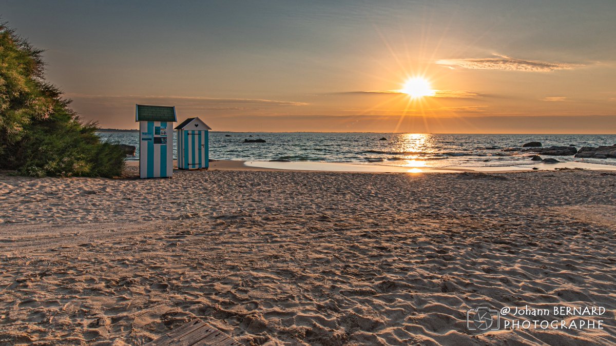 bernard29440's tweet photo. #bretagne #finistère
si vous dis que je suis sous la douche... vous me croyez?
La plage du Porsmeur à Plouescat avec les 2 cabines de plage, et hier soir un beau couché de soleil..
#StarBust #plage #magnifiquebretagne #finisteretourisme #sunset #fenetresurleleon #finisterenord https://t.co/z6CmcpOALZ