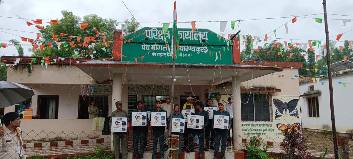 EarthBrigadeIN's tweet photo. Celebrating #75YearsOfIndependence!
We donated 176 water filters to the forest staff of Kurai patrolling camp in Madhya Pradesh.
#ForestsOfIndia #ForestDepartment #ForestGuards #CommunityService #IndependenceDay2022 #HappyIndepenceDay #WildlifeConservation #ForestConservation https://t.co/vBggXnlDvi