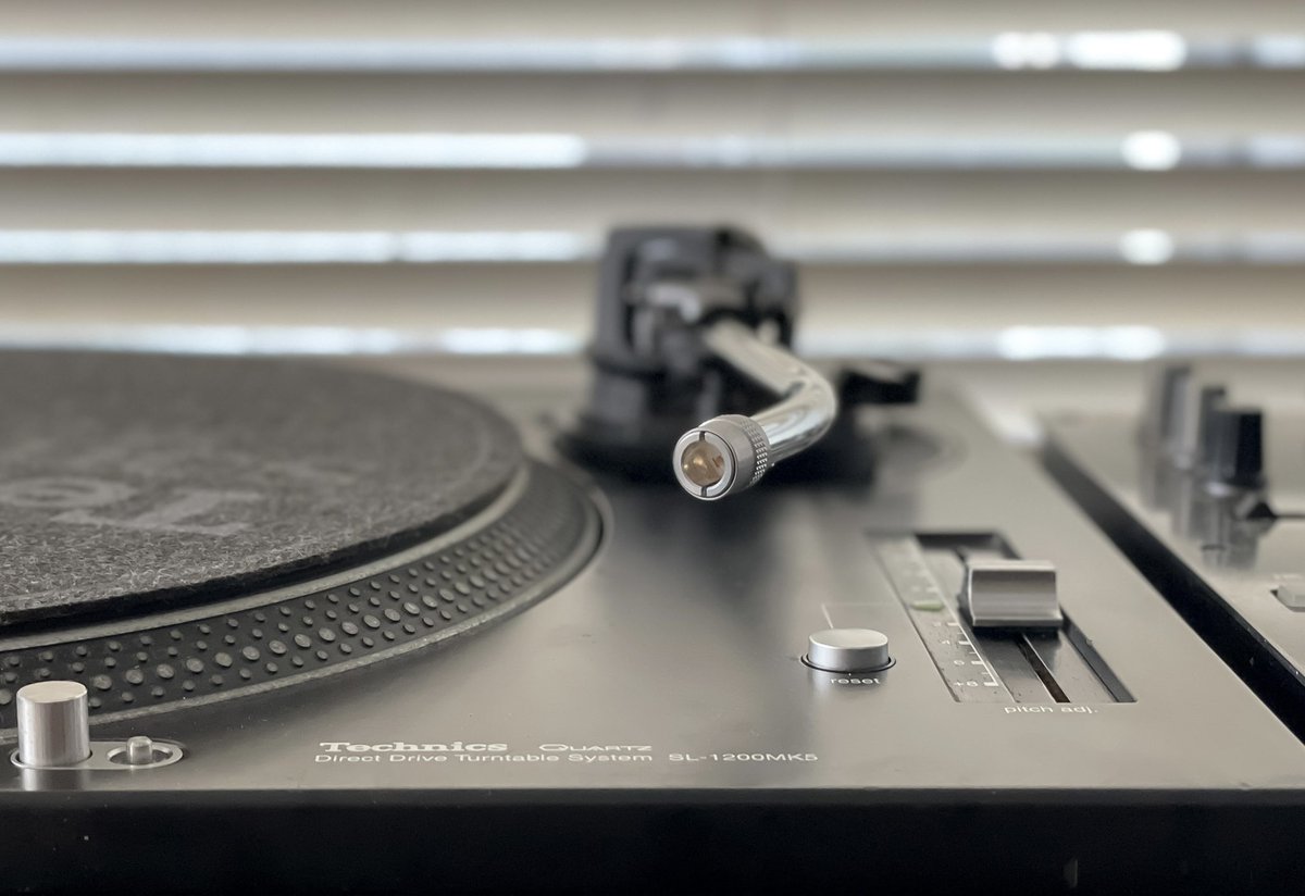 kennet_64's tweet photo. 2台あるテクニクスのターンテーブル、SL-1200MK5の1台が調子悪くて使えなかったんだけど、お盆休みのタイミングで修理屋さんの予約が取れて、不具合箇所の修理&amp;フルメンテナンスされて帰ってきた！不具合の原因だったカートリッジとの接点部分も新品みたいに綺麗になって大満足。 https://t.co/Cr249WXGsW