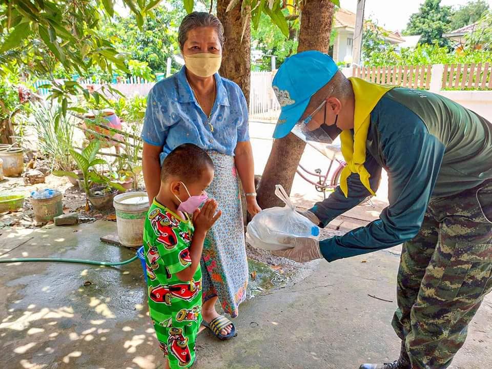 army2pr's tweet photo. กองพันทหารราบที่ 3 กรมทหารราบที่ 13 นำกำลังพลจิตอาสาพระราชทาน ลงพื้นที่ มอบข้าวกล่อง พร้อมน้ำดื่ม มอบให้กับประชาชนที่ได้รับผลกระทบจากสถานการณ์ COVID-19 ในพื้นที่ บริเวณชุมชนรอบค่าย
#ArmyDelivery https://t.co/GbtuJJJ2ZT
