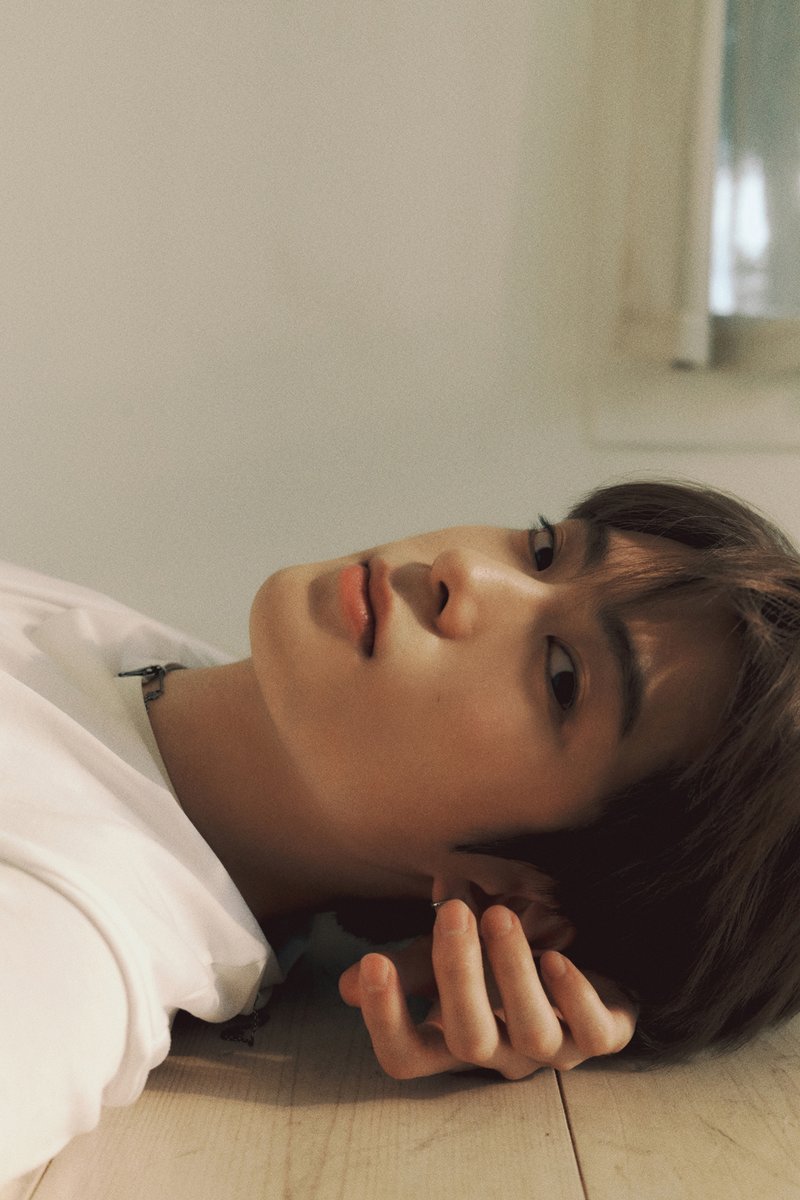 คือไม่รู้จะพูดอะไรนอกจากคำว่า แจฮยอนมากๆ คือ เพลนๆเรียบๆ simple but with a point ทุกอย่างคือไม่ต้องมีอะไรเพิ่ม แค่ตัวตนเขาจริงๆ สบายๆ เสื้อขาวเกงดำคอนเวิสเหยียบส้น ไม่ต้องอะไรมากมาย แค่ตัวแจนเลยจริงๆ

FOREVER ONLY WITH JAEHYUN
#JAEHYUN_ForeverOnly_D3 #JAEHYUN