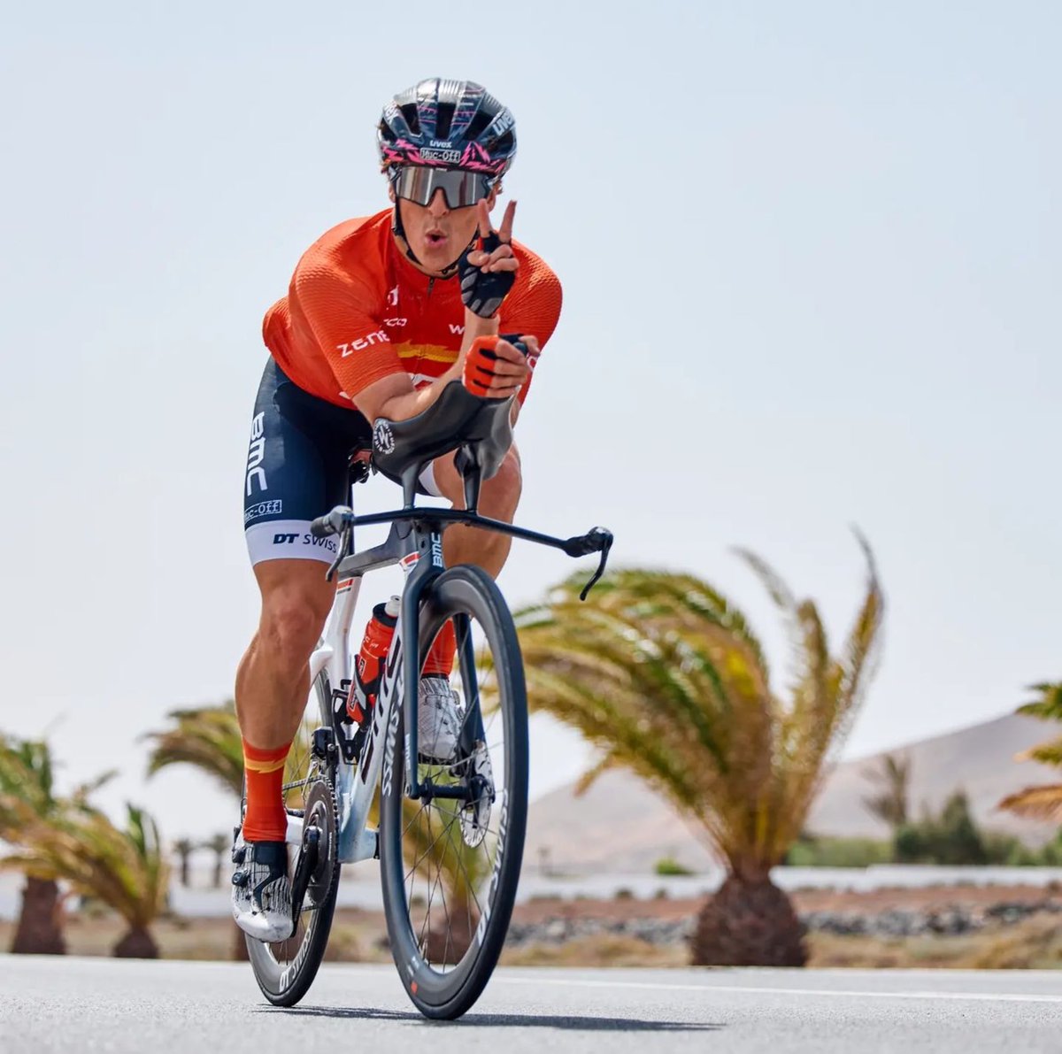 BianchiProTri's tweet photo. 🚴🏻♂️ @pablitopiny always ready with the ✌🏻 for @jamesmitchell5 📷‼️
@ride_bmc #ride_bmc
@TheOfficial2XU #2xu
@dtswiss #flatoutfast
@zen8swimtrainer #zen8
@uvexcycling #uvexcycling
@mucoff #mucoff
@activelanzarote #daplacetobe
@hutchinsoncycling #triathlon https://t.co/gq919HYCdN