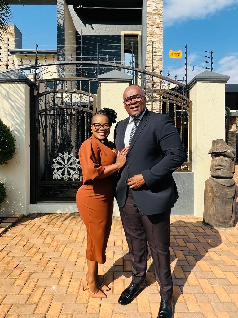 lingejadezweni's tweet photo. An open an honest relationship is necessary for a good marriage. πYou both know there are no hidden frills and no grey areas - if itβs black, itβs black, if itβs white, itβs white. Nothing is hidden. Everything is out in the open for all to see.
#28YearsOfMarriage https://t.co/kEHiT8q2To