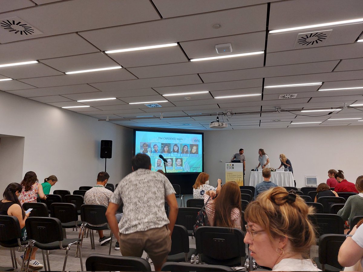 Great talk by <a href="/ErikvanBergen/">Erik van Bergen</a> on herbivore adaptation to novel chemical plant defenses. <a href="/eseb_org/">ESEB</a> #ESEB2022 (Thnx for the photobomb @emilianomc)