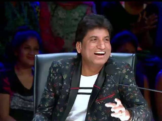 DrKumarVishwas's tweet photo. प्यारे राजू भाई, आज का कोलकाता का शो और उसके ठहाके आपके आरोग्य लाभ के लिए करूँगा।देखो यार अब बहुत हुआ, अब जागो भी।देश के चेहरों पर, तुम्हारी कलाकारी के कारण फैली करोड़ों मुस्कराहटें उदास बैठी हैं।आज़ादी के दिन आँखें खोलो और ठहाकों को आज़ाद होने दो😍
जागो @iRajuSrivastava भाई❤️🙏 https://t.co/8AtGmc6E5A