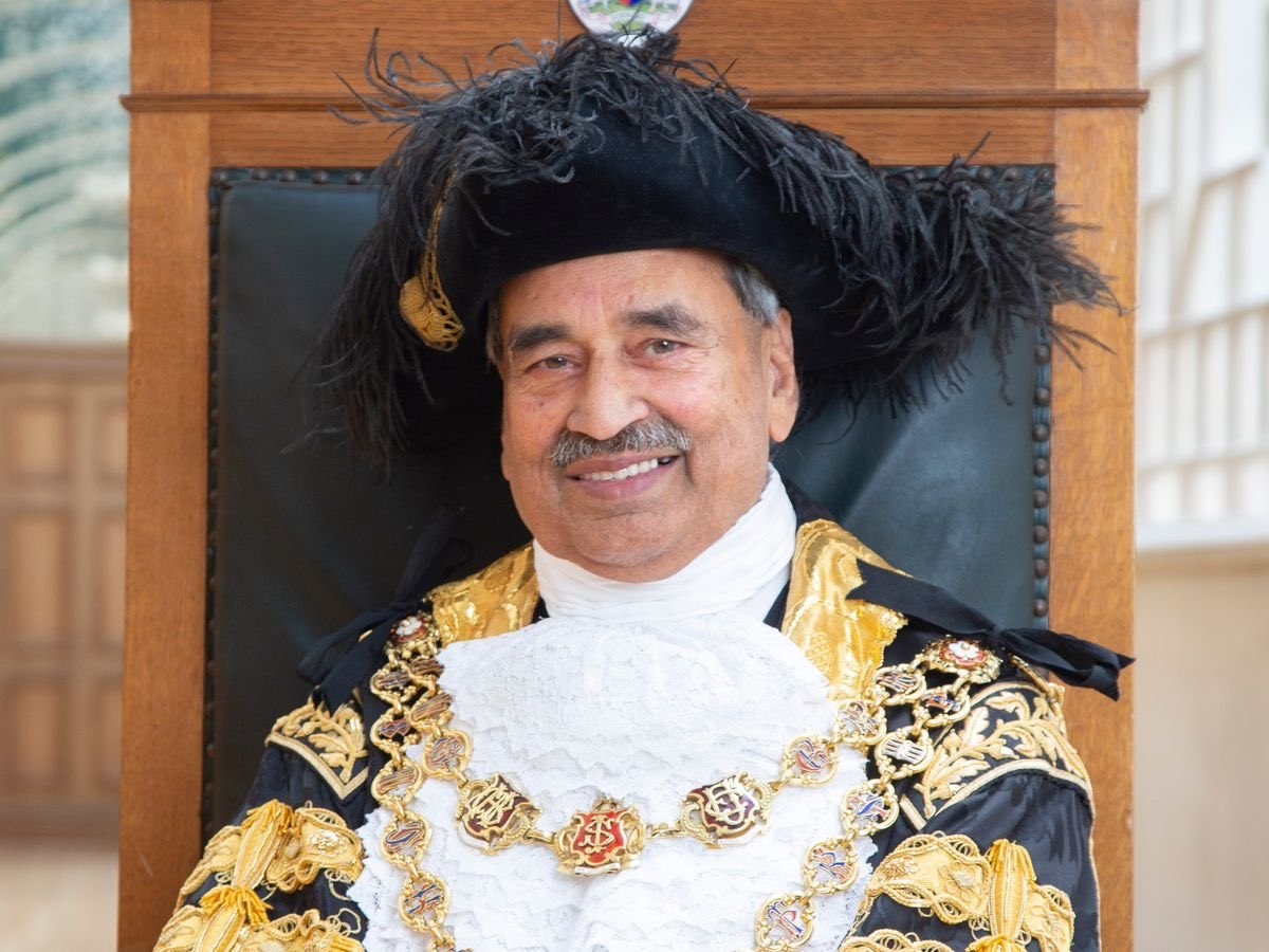 Sad to hear that former Lord Mayor of Birmingham Cllr Mohamammed Azim has passed away .

He was a great person and will be missed by all who knew him .

May Allah SWT grant him the highest place in paradise.