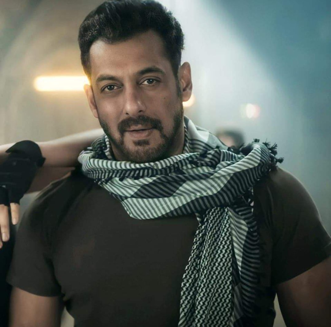 realasif_'s tweet photo. #Tiger3 Bollywood ke bhaijaan ki new movie a rahi he Kya bolte ho bhakto iski bhi baja de?#Bycottbollywood #BycottBrahmastra #BycottPathan #bycotttiger3 #bycott_lalsingh_chadda #bycottrakshabandhanmovie #bycottsalmankhan #SRKPrideOfIndia #salmanprideofindia #BOLLYWOODPRIDEOFINDIA https://t.co/nS9S47Fi86