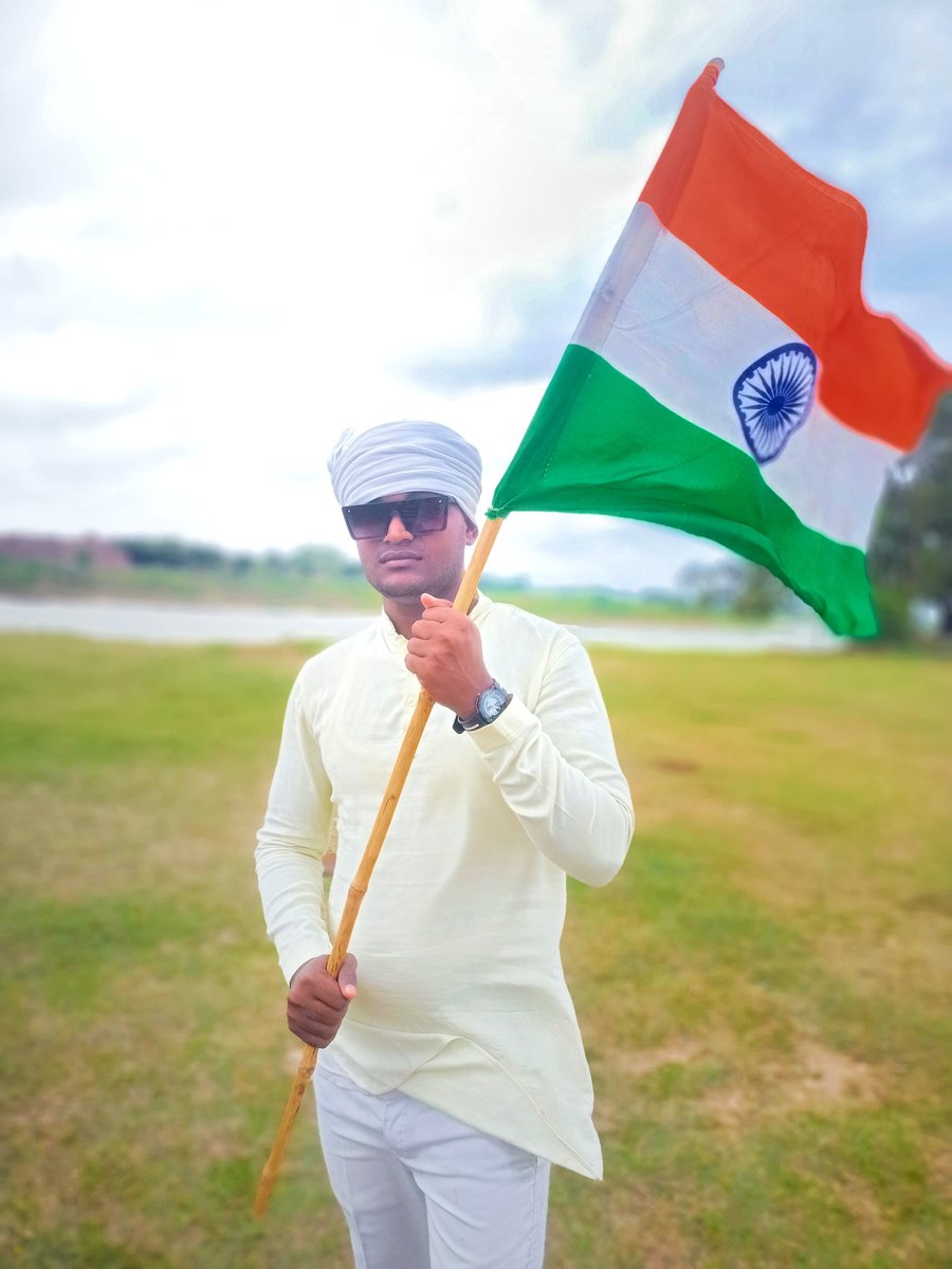 OfficialAmitab's tweet photo. 🇨🇮 Happy independence day 🇨🇮
       कुछ नशा तिरंगे की आन का है
       कुछ नशा मातृभूमि की शान का है
       हम लहरायेंगे हर जगह ये तिरंगा
       नशा ये हिन्दुस्तान की शान का है।
               🇨🇮 Jai Hind 🇨🇮 https://t.co/nLvjMIWXWx
