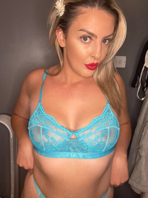 Lolly🍭 - As sweet as honey 🍯 As cold as ice 🧊 Subscribe for the hotter side of me 🌶 Don't forget to RT💋 https://t.co/JhaqgmyAO1