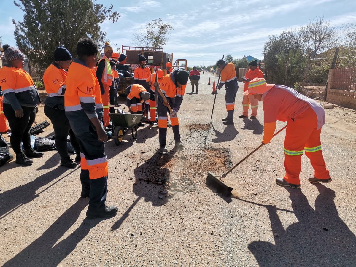 NC_drpw's tweet photo. As a continuation of the EXCO Outreach Build-up Programme, the Roadworkers of the Z.F Mgcawu District is repairing potholes in Omega Street in Pabalello, Upington.
#ValaZonke #KwalaKaofela
#TrendsettersInInfrastructureDevelopment
#ModernGrowingSuccessfulProvince https://t.co/Uu0R2PcQTL