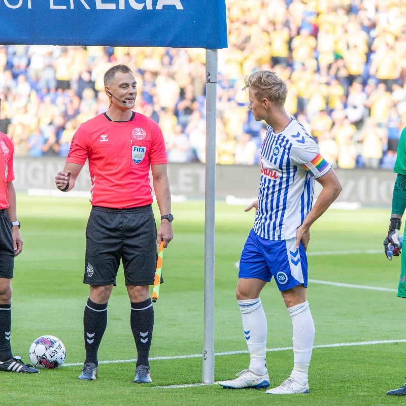 Odense_Boldklub's tweet photo. I denne uge løber @copenhagenpride af stablen, og for at vise vores støtte spillede Jeppe Tverskov i går med et regnbuefarvet anførerbind på armen 🏳🌈🔵⚪
God Pride-uge 🥳👏
#obdk #sldk #CphPride #CopenhagenPride #CphPrideWeek https://t.co/aherS0bF80