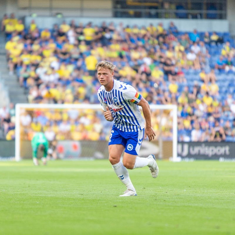 Odense_Boldklub's tweet photo. I denne uge løber @copenhagenpride af stablen, og for at vise vores støtte spillede Jeppe Tverskov i går med et regnbuefarvet anførerbind på armen 🏳🌈🔵⚪
God Pride-uge 🥳👏
#obdk #sldk #CphPride #CopenhagenPride #CphPrideWeek https://t.co/aherS0bF80
