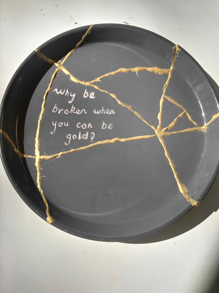 julesmanabi's tweet photo. #kintsugi The beauty is in the broken. Love putting these together. #金継ぎ　#きんつぎ #金　#gold https://t.co/V0zNTK6hqx