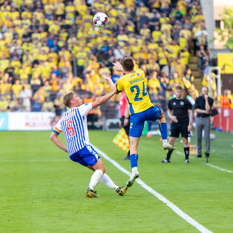 Odense_Boldklub's tweet photo. I denne uge løber @copenhagenpride af stablen, og for at vise vores støtte spillede Jeppe Tverskov i går med et regnbuefarvet anførerbind på armen 🏳🌈🔵⚪
God Pride-uge 🥳👏
#obdk #sldk #CphPride #CopenhagenPride #CphPrideWeek https://t.co/aherS0bF80