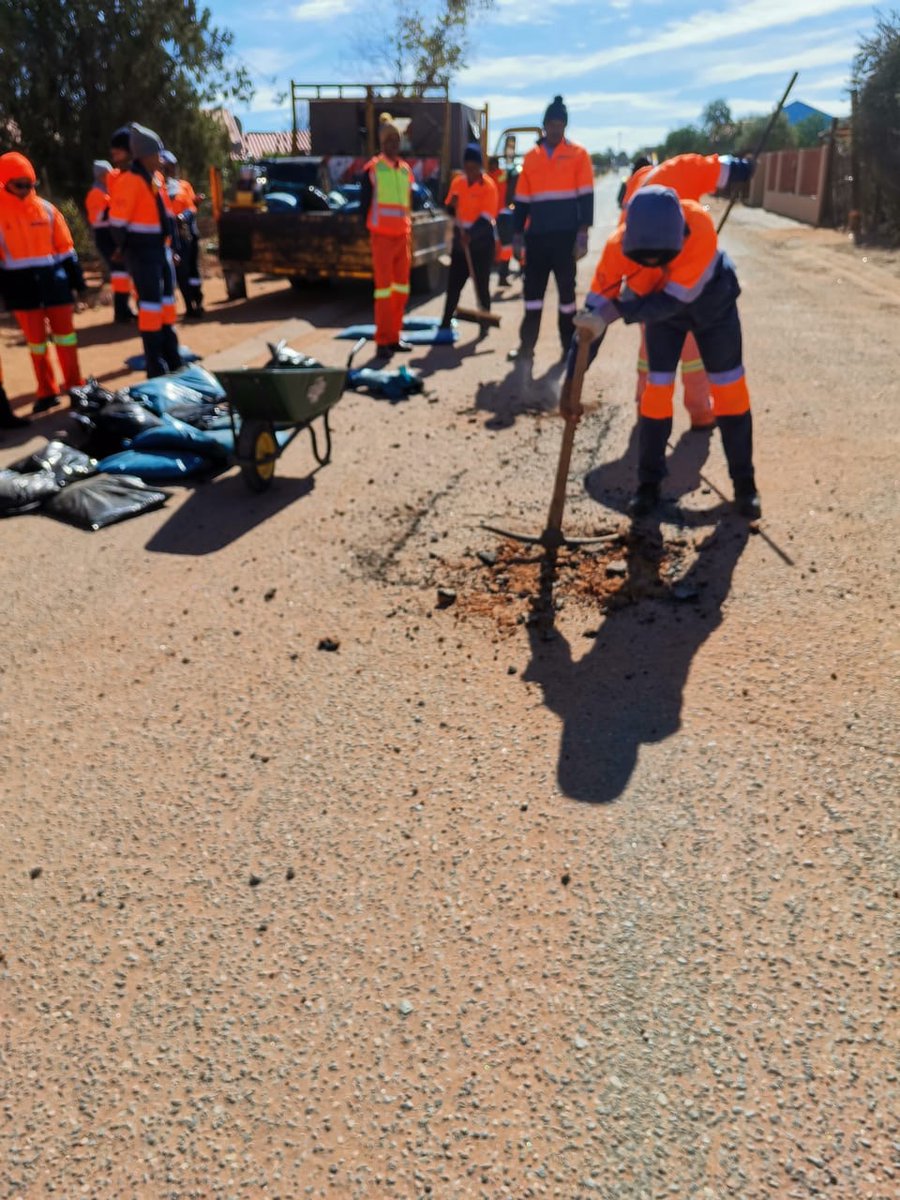 NC_drpw's tweet photo. As a continuation of the EXCO Outreach Build-up Programme, the Roadworkers of the Z.F Mgcawu District is repairing potholes in Omega Street in Pabalello, Upington.
#ValaZonke #KwalaKaofela
#TrendsettersInInfrastructureDevelopment
#ModernGrowingSuccessfulProvince https://t.co/Uu0R2PcQTL