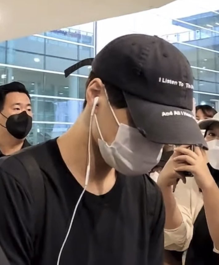 hourlySKY's tweet image. “i listen to the ocean and all i hear is you”

#KAI #카이