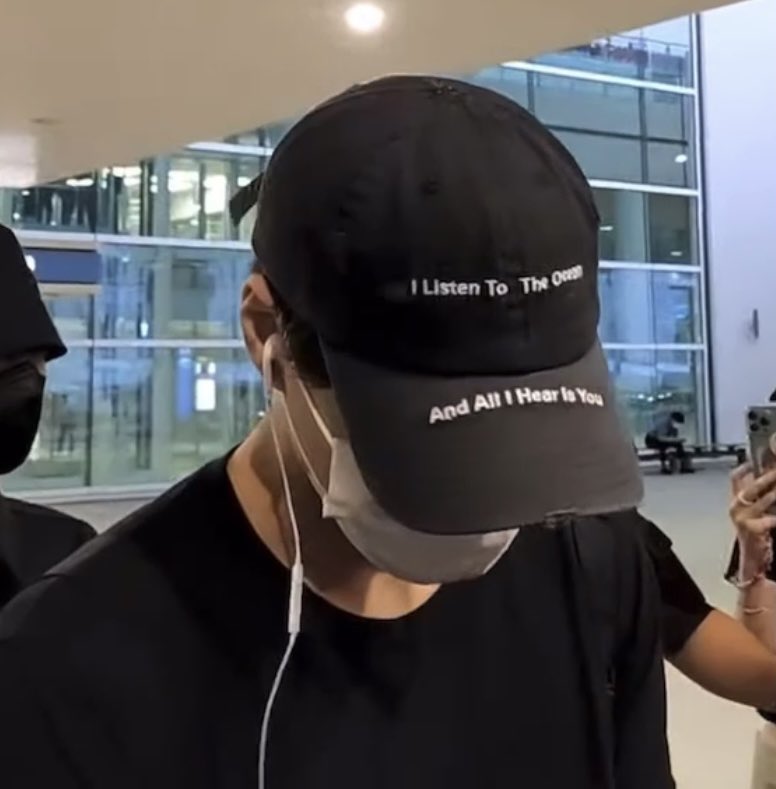 hourlySKY's tweet image. “i listen to the ocean and all i hear is you”

#KAI #카이