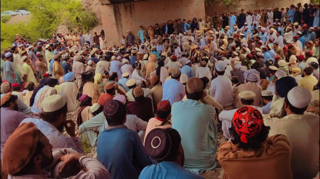 pashteen_ghazi's tweet photo. آج شمالی وزیرستان تحصیل شیوا میں کابل خیل کا جرگہ منعقد کیا گیا جس میں چیف آف وزیرستان ڈاکٹر گل عالم اور ملک ربنواز نے شرکت کی ۔جرگے کا مقصد وزیرستان میں جاری بدامنی کے خاتمے کے لئے سب کا ایک پیج پر ہونا۔
#WaziristanSitIn4Peace
#UtmanzaiSitIn
#مونک_په_آخپله_خاورہ_آمن_غواڑو https://t.co/RlueEu6nWb
