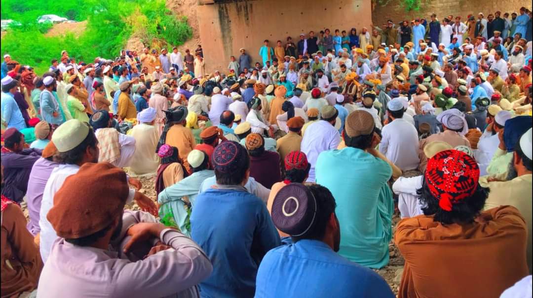 pashteen_ghazi's tweet photo. آج شمالی وزیرستان تحصیل شیوا میں کابل خیل کا جرگہ منعقد کیا گیا جس میں چیف آف وزیرستان ڈاکٹر گل عالم اور ملک ربنواز نے شرکت کی ۔جرگے کا مقصد وزیرستان میں جاری بدامنی کے خاتمے کے لئے سب کا ایک پیج پر ہونا۔
#WaziristanSitIn4Peace
#UtmanzaiSitIn
#مونک_په_آخپله_خاورہ_آمن_غواڑو https://t.co/RlueEu6nWb