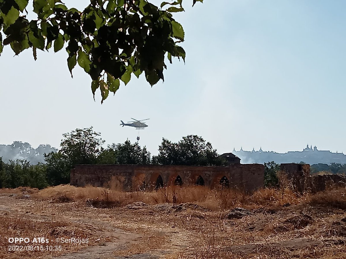 Serr0jas's tweet photo. @Enclmdiario @manueljarias @Plan_INFOCAM @DRZRZ @DaRevenga 📸 Secuencia de la aproximación y descarga del helicóptero #PlanINFOCAM
#Incendio #Toledo #Peraleda Islas de El Tajo. https://t.co/lq2pUt2Bf9