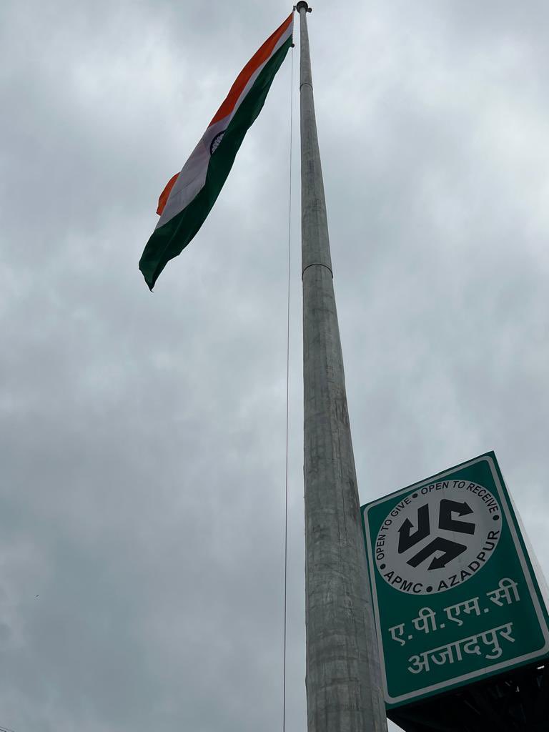 AdilKhanAAP's tweet photo. आज़ादी की 75वीं वर्षगाँठ पर आज़ादपुर मंडी में 115 फ़ुट का विशाल तिरंगा फहराया और भारत को दुनिया का नम्बर-1 देश बनाने संकल्प लिया।

@ArvindKejriwal जी की सरकार ने पूरी दिल्ली में 500 विशाल तिरंगे लगाए हैं इसी क्रम में आज आज़ादपुर मंडी में 501वाँ विशाल तिरंगा फहराया गया। https://t.co/460P8BtvT6