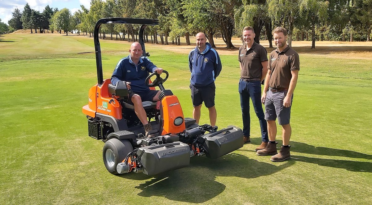 JacobsenTurf's tweet photo. 🇬🇧 A new Eclipse 360 delivered to @gandsgc in Berkshire, UK. Pioneers of new technology, they had one of the very first E322’s, with great back up from dealer @thwhiteground.
Find out more: https://t.co/Nw6HHDbfqw
@ClubGoring #Jacobsen #Mower #Eclipse360 #SincerelyJake https://t.co/pSZvqpPaqO