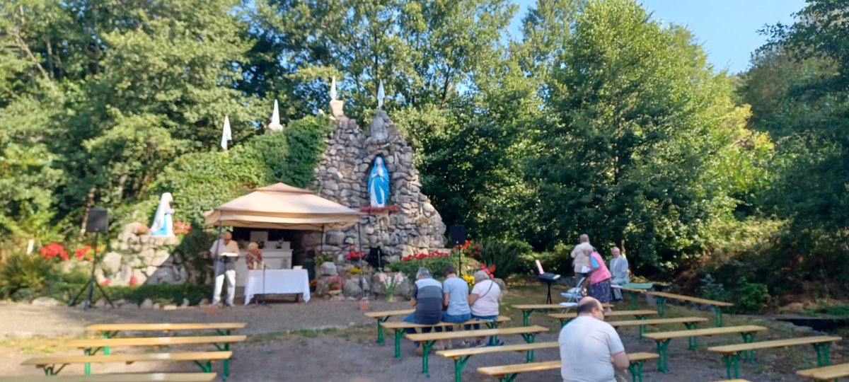 Preparazione per la Messa all'aperto a Geishouse (Francia).