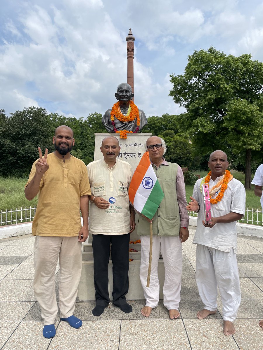 SudheenKulkarni's tweet photo. Our Gandhian Peace Ambassadors Nitin, @VishwaMitraYogi, Jalandharnath returned from #Pakistan today after a 3-week visit to #Karachi, #Shikarpur &amp; #Lahore.

We honored them at Harijan Sevak Sangh #Delhi. 7/n https://t.co/6spH8GlcCT