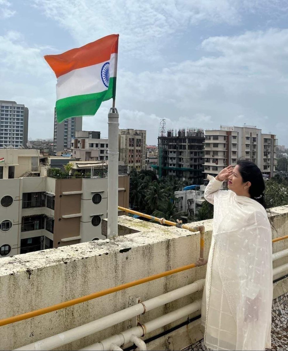 ysathishreddy's tweet photo. BJP Corporator of Mumbai Corporation couldn’t find any other place than sewage pipe to hoist the flag. It is better not to hoist, than hoisting in this way! 🙏 

#Shame https://t.co/yQy3Y9PhNE