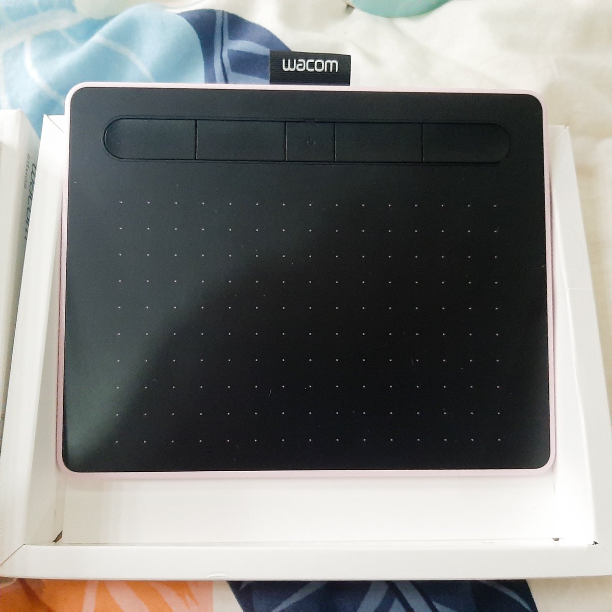 kairocomms's tweet photo. Hi! not acads related but selling my pre-loved Pink Wacom Intuos S Bluetooth Tablet 2018 (CTL-4100WL) 🐸💘 almost good as new, used a few times lang and nakatambak na lang 🥹 (retails PHP5850) but selling it for PHP 4,800 na lang, slight negotiable hehe 

pls help rt ty <3 https://t.co/aRrO85dluG