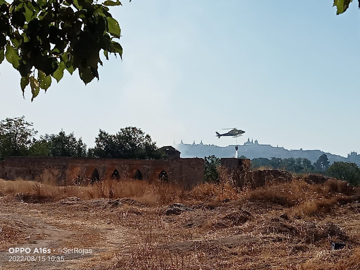 Serr0jas's tweet photo. @Enclmdiario @manueljarias @Plan_INFOCAM @DRZRZ @DaRevenga 📸 Secuencia de la aproximación y descarga del helicóptero #PlanINFOCAM
#Incendio #Toledo #Peraleda Islas de El Tajo. https://t.co/lq2pUt2Bf9