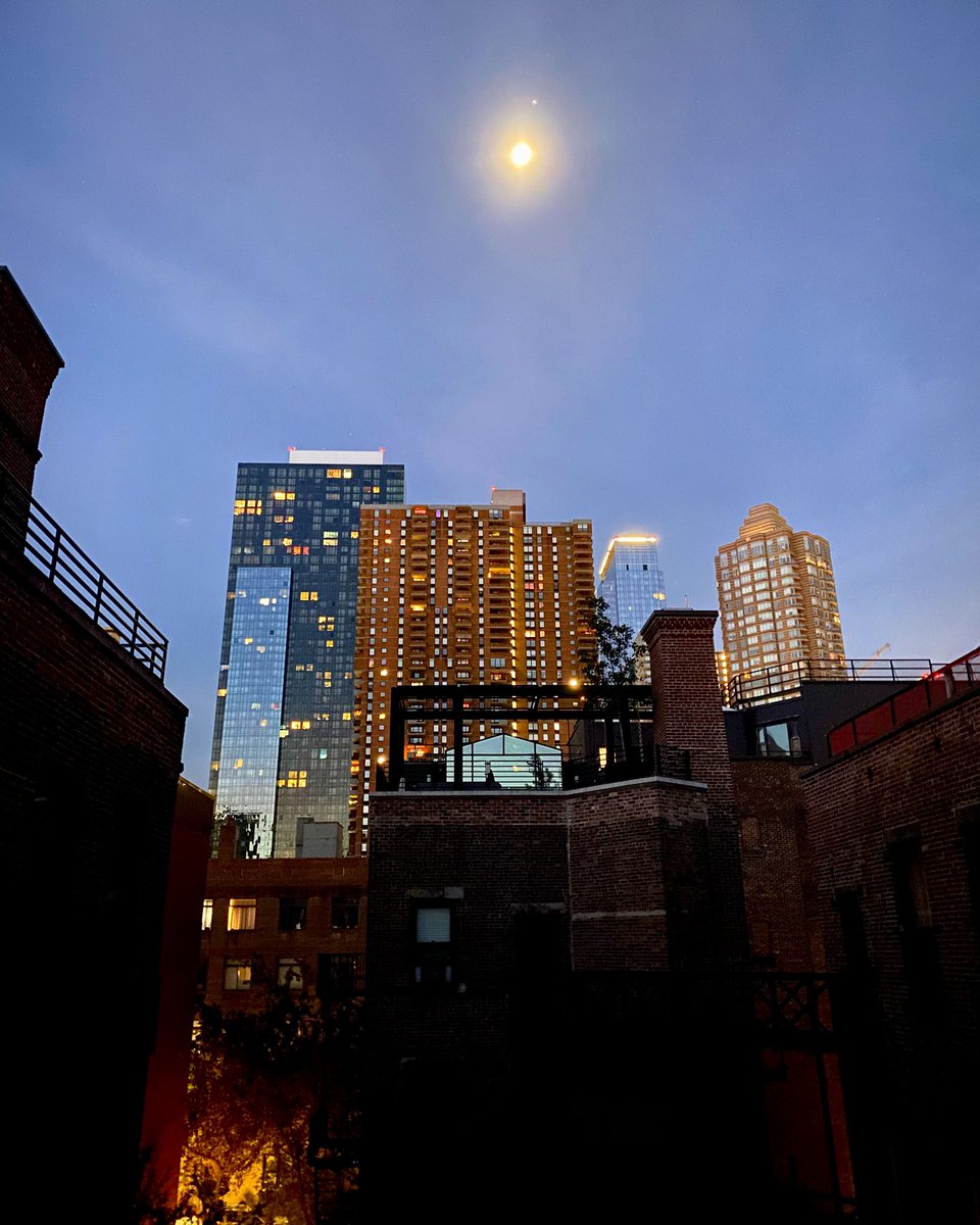 THE_SamMaxwell's tweet photo. Good morning, moon. #NYC #Manhattan #HellsKitchen #MoonOverManhattan https://t.co/edIp1mKy01