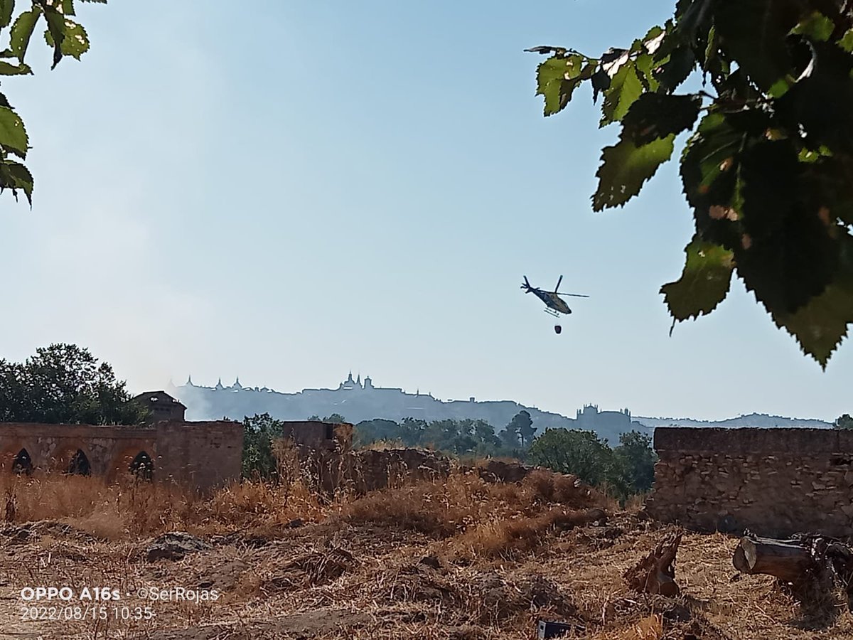 Serr0jas's tweet photo. @Enclmdiario @manueljarias @Plan_INFOCAM @DRZRZ @DaRevenga 📸 Secuencia de la aproximación y descarga del helicóptero #PlanINFOCAM
#Incendio #Toledo #Peraleda Islas de El Tajo. https://t.co/lq2pUt2Bf9