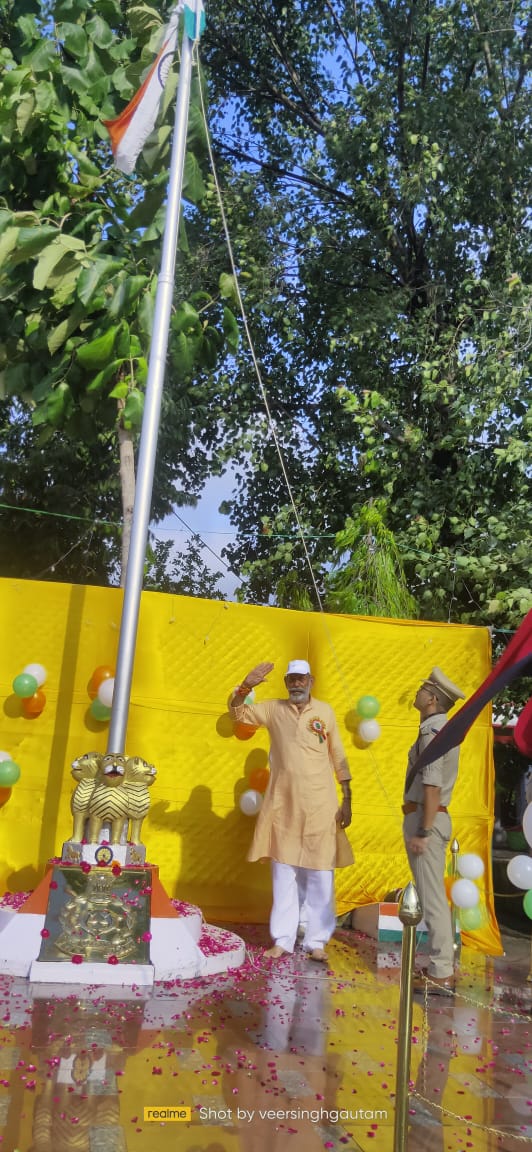 आजादी की 75 वीं वर्षगांठ के रूप में मनाया जा रहा आजादी का अमृत महोत्सव के शुभ अवसर पर मुख्य अतिथि मा0 राज्यमंत्री व पुलिस अधीक्षक ललितपुर के द्वारा पुलिस लाइन में ध्वजारोहण कर हर्ष उल्लास से राष्ट्रीय पर्व स्वतंत्रता दिवस मनाया गया। #UPP4AmritMahotsav