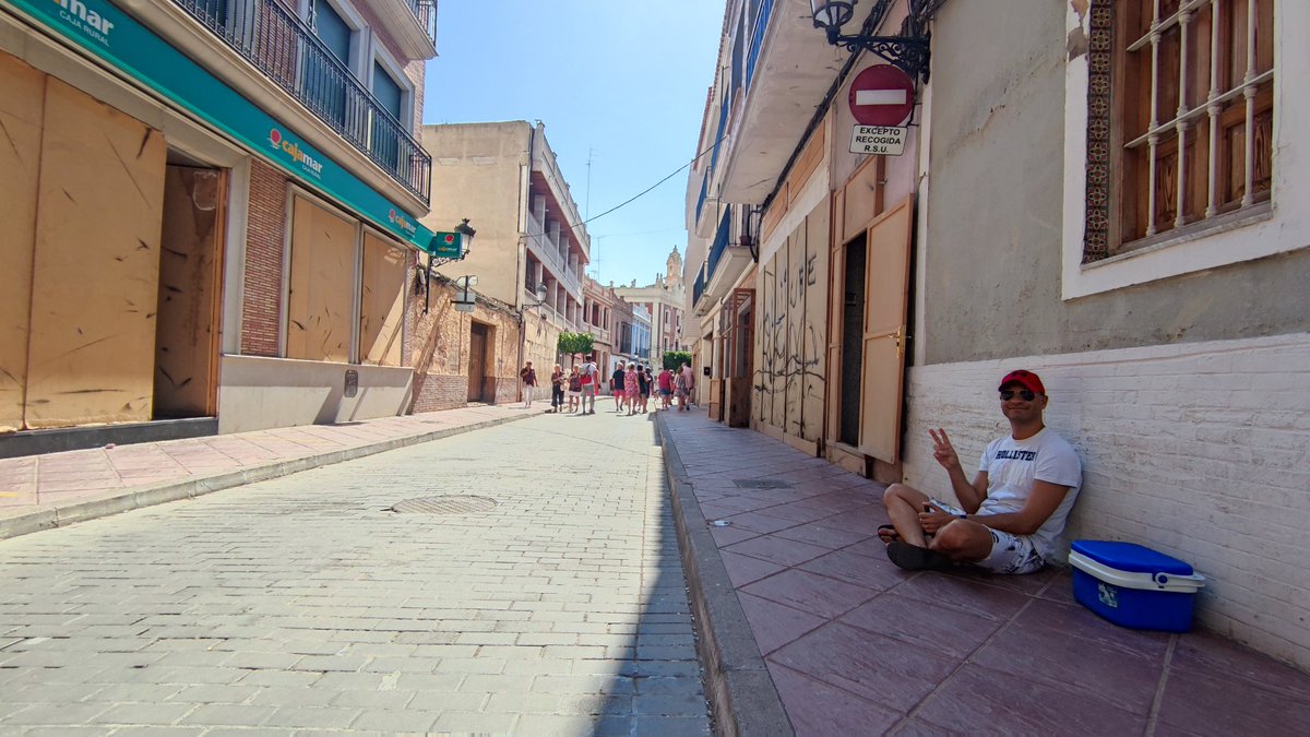 edteran3's tweet photo. Una calle cualquiera de #betera un 15 de agosto a las 11:30... #festes #beteraenfestes #alfàbegues #confetti #fiestadelconfetti https://t.co/KvIVmfXbxt