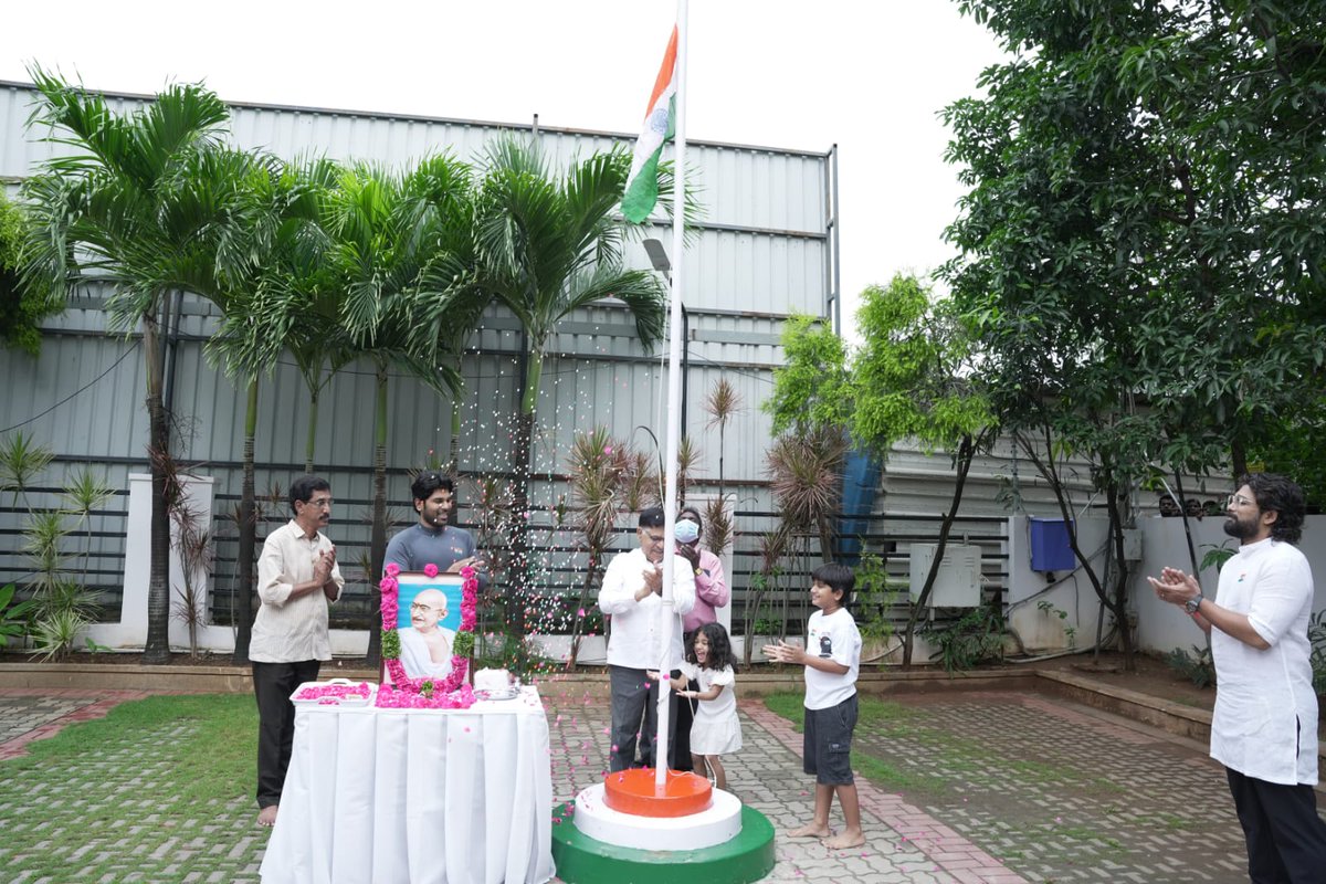 melnvaranasi's tweet photo. #IndependenceDay Celebrations at @GeethaArts ✨🇮🇳

#IndiaAt75 #AlluAravind #alluarjun #AlluSirish https://t.co/JVTkbTrezj