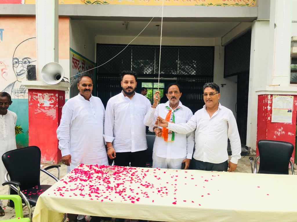 tabishabidibjp's tweet photo. आज आजादी के अमृत महोत्सव 'स्वतंत्रता दिवस' के पावन अवसर पर नगर पंचायत नौगावा सादात कार्यालय में ध्वजारोहण कार्यक्रम में सम्मिलित हुआ।

#ताबिश_आब्दी_प्रदेश_कार्यसमिति_सदस्य_भाजपा_अल्पसंख्यक_मोर्चा @bjp4amrohaUP https://t.co/Rw1D141gME