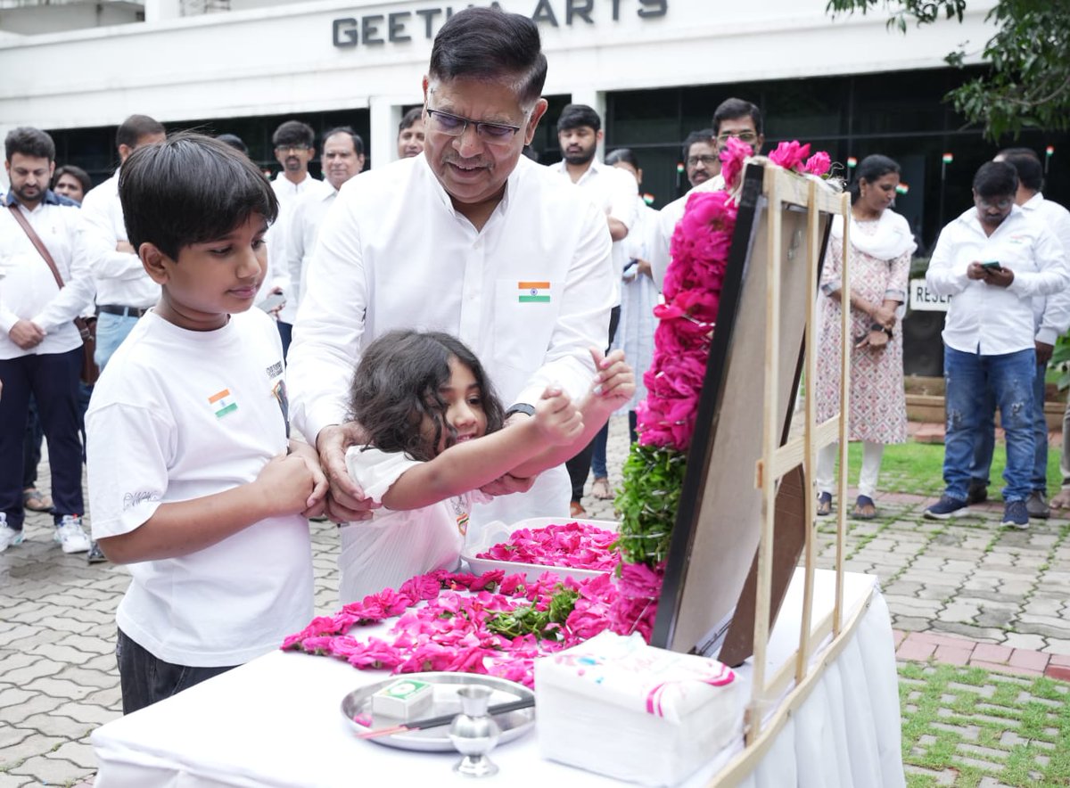 melnvaranasi's tweet photo. #IndependenceDay Celebrations at @GeethaArts ✨🇮🇳

#IndiaAt75 #AlluAravind #alluarjun #AlluSirish https://t.co/JVTkbTrezj