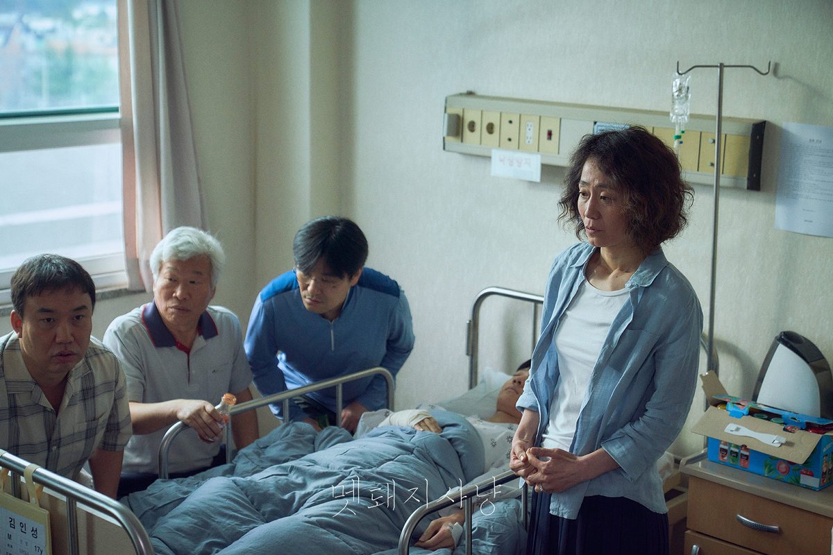 TheDramaWorld2's tweet photo. PHOTO: Young Soo is feeling anxious after seeing the two detectives!😲😰

Episode 3 airs tonight on MBC!🔥

#hunted #wildboarhunting #ParkHoSan #koreandramas #kdramas #koreandrama #kdrama #mbc #kpop #korea https://t.co/OAZIf2tf2T