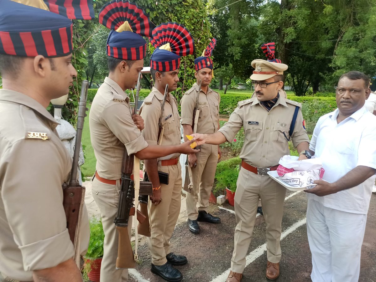 आजादी की 75 वीं वर्षगांठ के रूप में मनाया जा रहा आजादी का  अमृत महोत्सव के शुभ अवसर पर मुख्य अतिथि माननीय राज्यमंत्री व पुलिस अधीक्षक के द्वारा पुलिस लाइन में ध्वजारोहण कर मिष्ठान वितरण कर हर्ष उल्लास से राष्ट्रीय पर्व स्वतंत्रता दिवस मनाया गया। #UPP4AmritMahotsav
