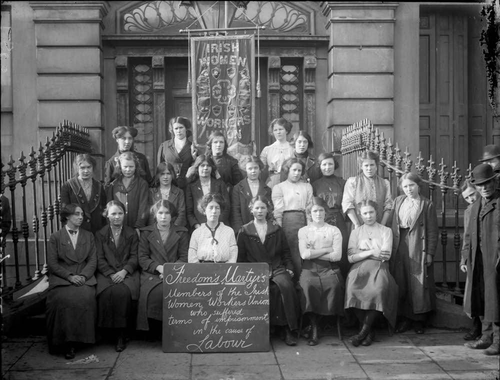 marteenlane's tweet photo. The Challenges in Unionising Women Workers in the Late 19th and Early 20th Centuries 👉 https://t.co/bJjEG2BWSa 🚺

📸 NLI Members of the Irish Women’s Workers’ Union on the steps of Liberty Hall c. 1914 (NLI, KE 204).

#IrishHistory #IrishWmnHistory #WomensHistory #History https://t.co/Brp4smNTvt